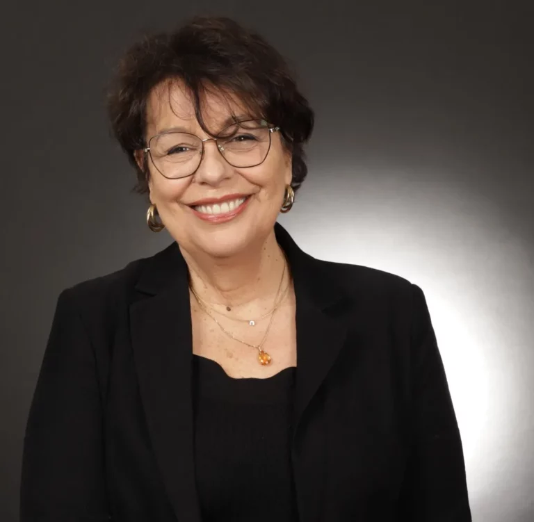 flo petite photo 768x751